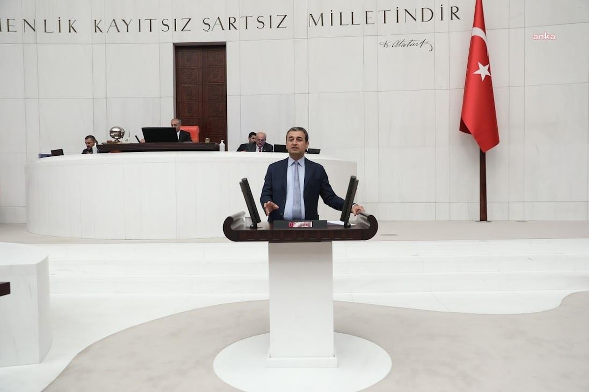Burhanettin Bulut: "Kur Yükseldiğinde Yine Eczane Raflarında İlaç Bulamayacağız"