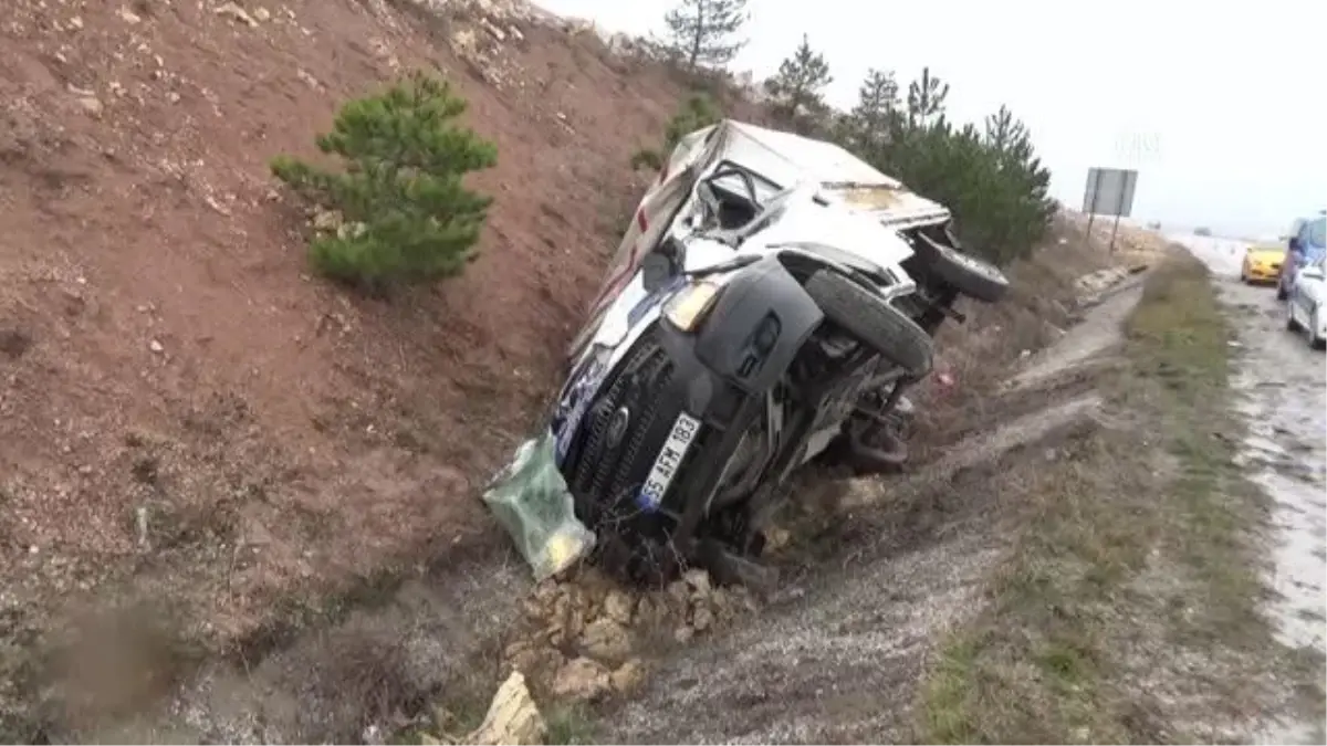 Büyükbaş hayvan taşıyan kamyonet devrildi, 2 kişi yaralandı