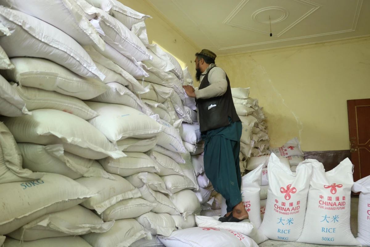Çin\'in Bağışladığı İnsani Yardımlar Afganistan\'ın Farah Vilayetinde Dağıtıldı