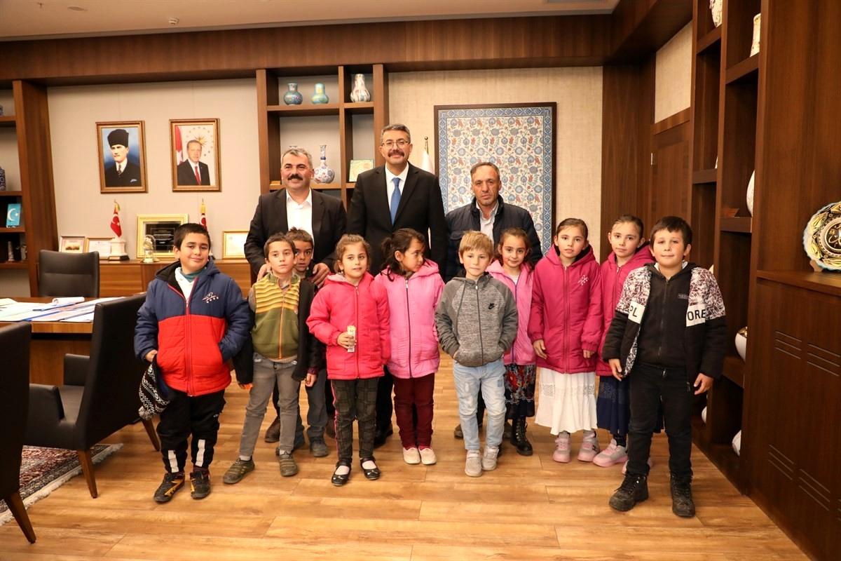 Çocuklardan Vali Çelik\'e oyun parkı ve futbol sahası teşekkürü