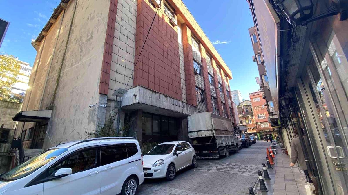 Dengesini kaybedince 2 metrelik boşluğa düştü