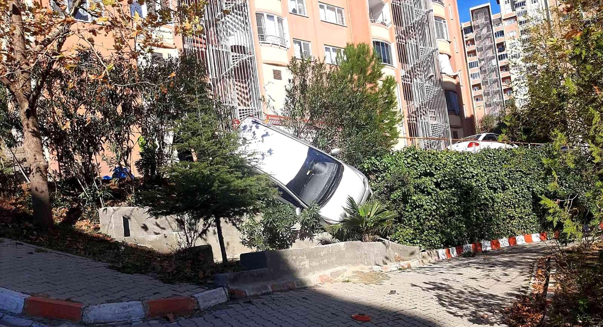 Edremit\'te bahçeye uçan otomobilden yara almadan kurtuldu