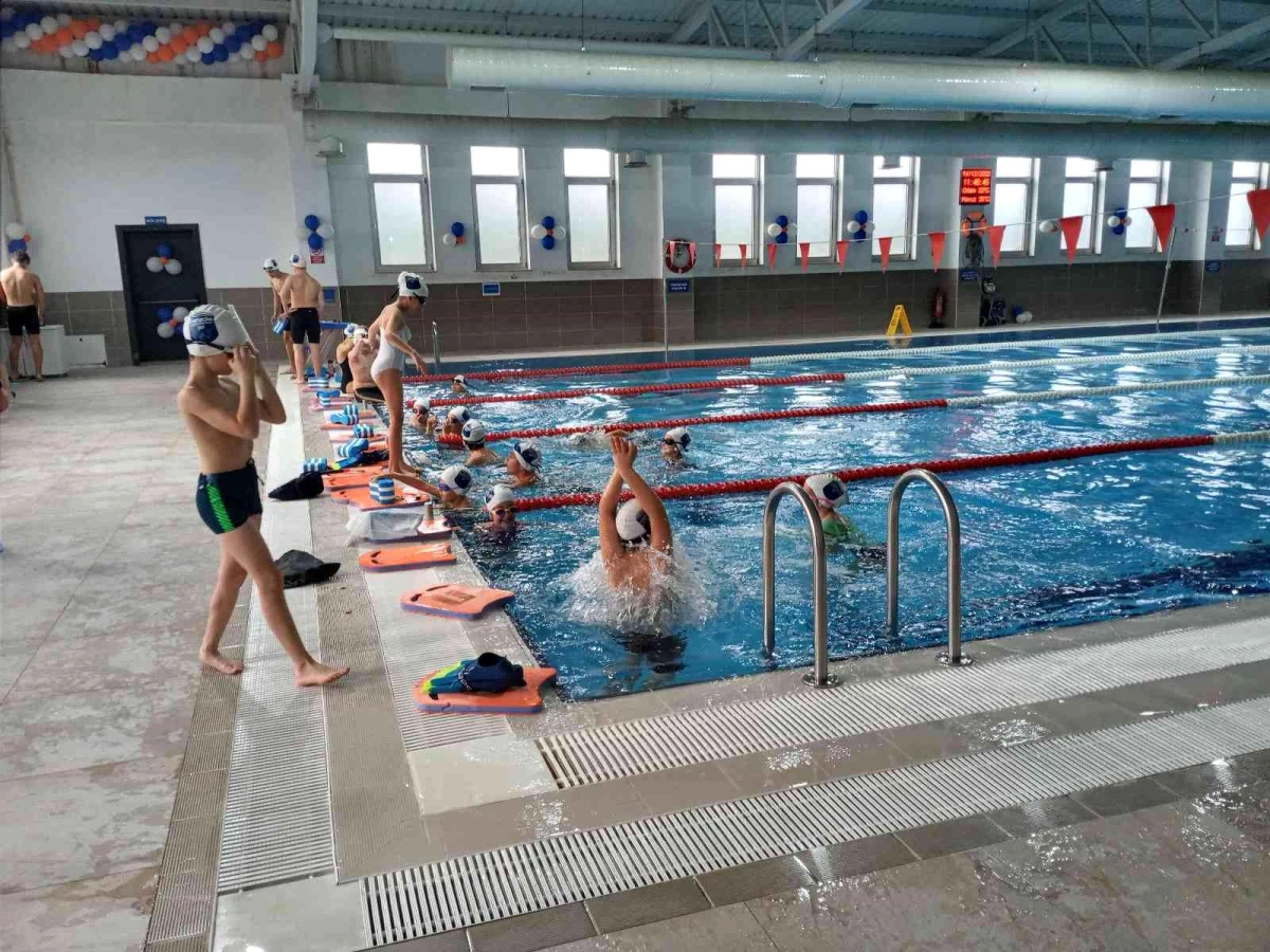 Eyüpsultan\'da Akşemsettin ve Topçular Yüzme Havuzları açıldı