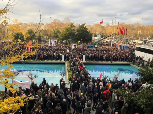 Hapis cezası ve siyasi yasakla yargılanan İmamoğlu'nun çağrısı sonrası Saraçhane'deki İBB binasının önü tıklım tıklım doldu Hapis cezası ve siyasi yasakla yargılanan İmamoğlu'nun çağrısı sonrası Saraçhane'deki İBB binasının önü tıklım tıklım doldu