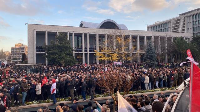 Hapis cezası ve siyasi yasakla yargılanan İmamoğlu'nun çağrısı sonrası Saraçhane'deki İBB binasının önü tıklım tıklım doldu Hapis cezası ve siyasi yasakla yargılanan İmamoğlu'nun çağrısı sonrası Saraçhane'deki İBB binasının önü tıklım tıklım doldu