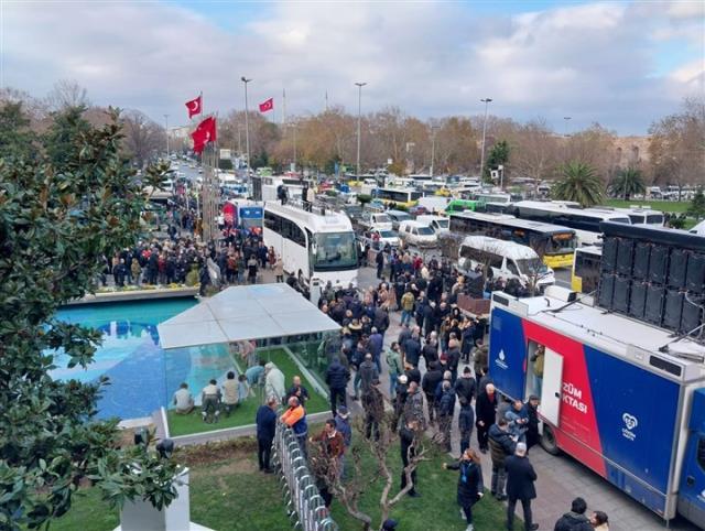 Hapis cezası ve siyasi yasakla yargılanan İmamoğlu'nun çağrısı sonrası Saraçhane'deki İBB binasının önü tıklım tıklım doldu Hapis cezası ve siyasi yasakla yargılanan İmamoğlu'nun çağrısı sonrası Saraçhane'deki İBB binasının önü tıklım tıklım doldu