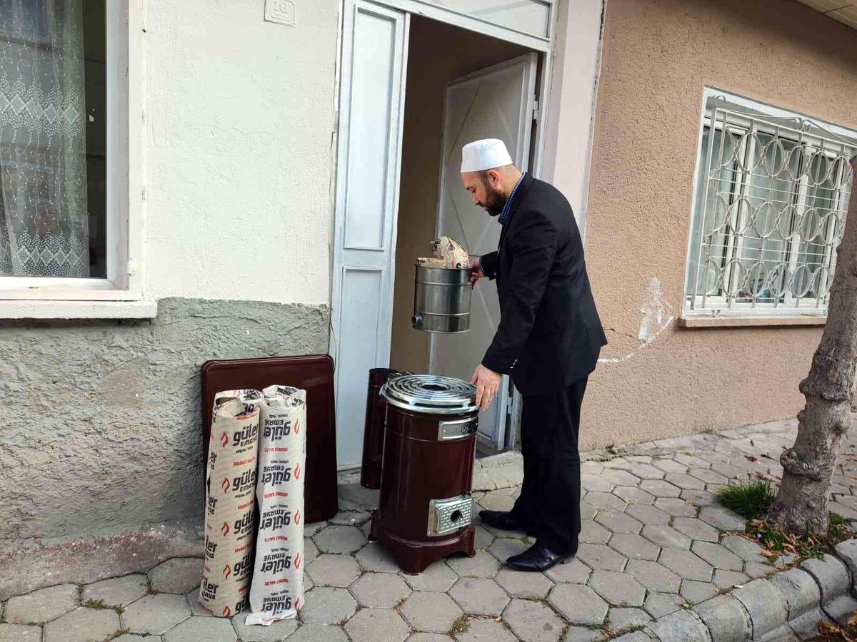 İhtiyaç sahibi ailelere soba ve kömür yardımı yaparak örnek oluyor