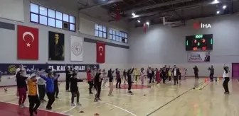İlkokul öğrencileri beden eğitimi derslerini antrenör eşliğinde yapıyor