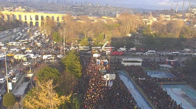 İmamoğlu'nun daveti sonrası İBB binasının önü mahşer yerine döndü İmamoğlu'nun daveti sonrası İBB binasının önü mahşer yerine döndü