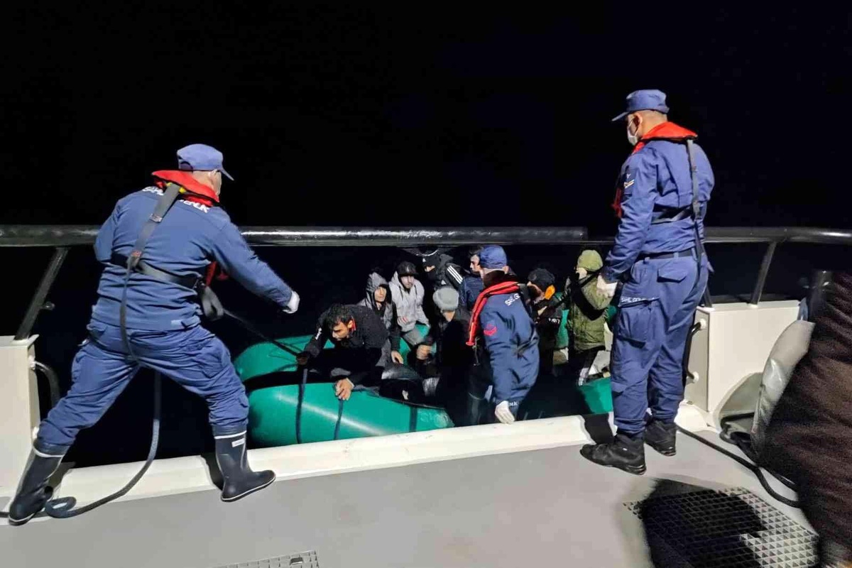 İzmir açıklarında 44 düzensiz göçmen kurtarıldı