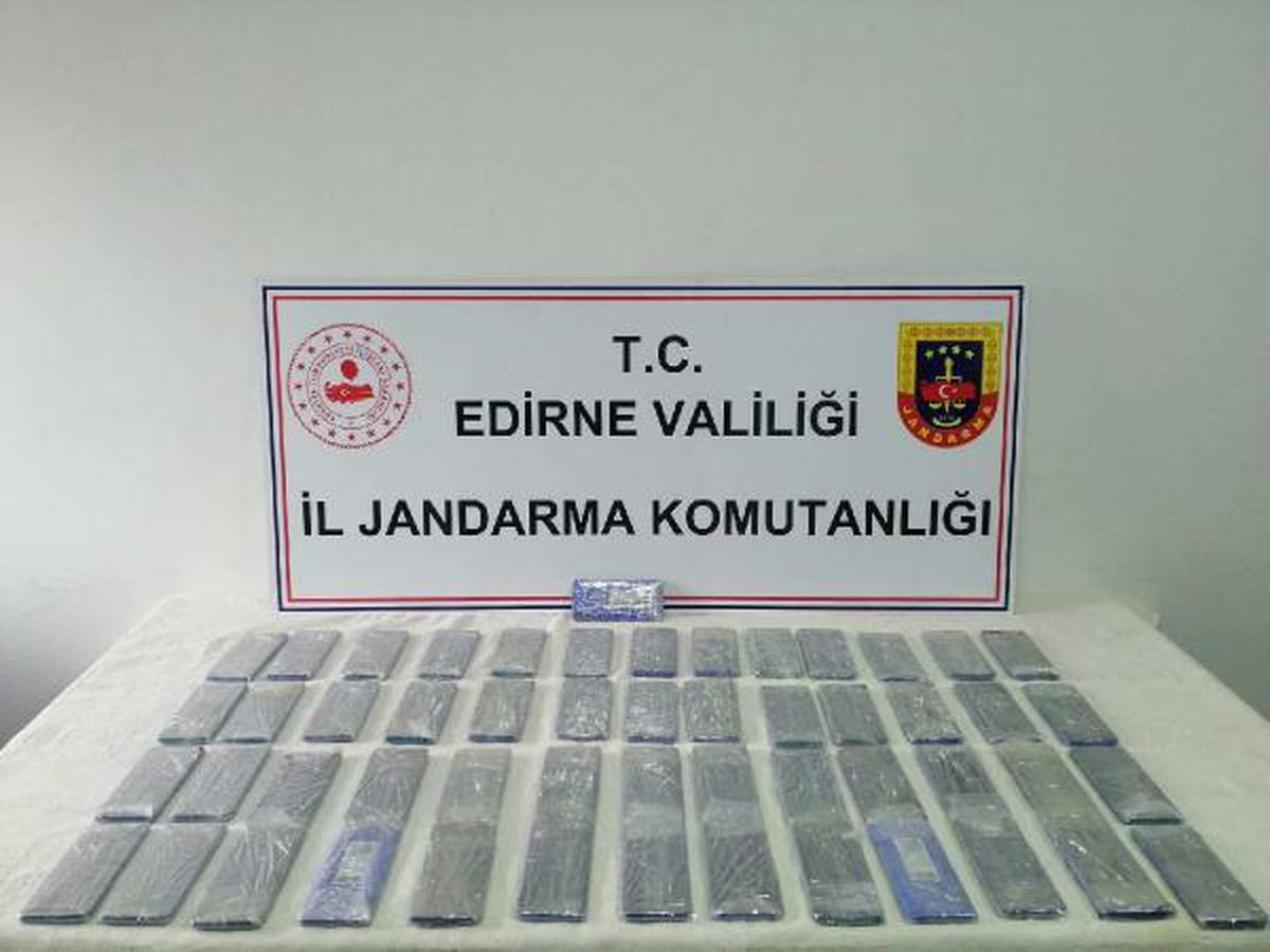 Kapıkule yolunda durdurulan araçtan kaçak 53 cep telefonu çıktı