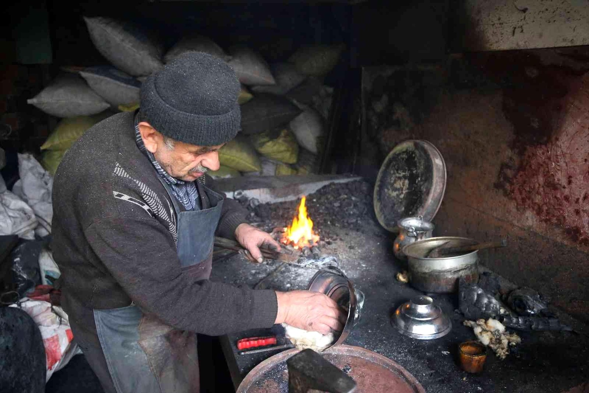 Kastamonu\'nun son kalay ustası, 56 yıldır bakırlara hayat veriyor