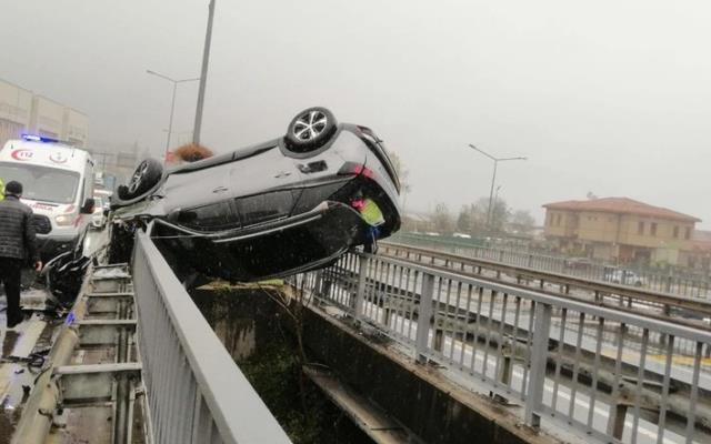 Kaza yapan otomobil viyadükte asılı kaldı