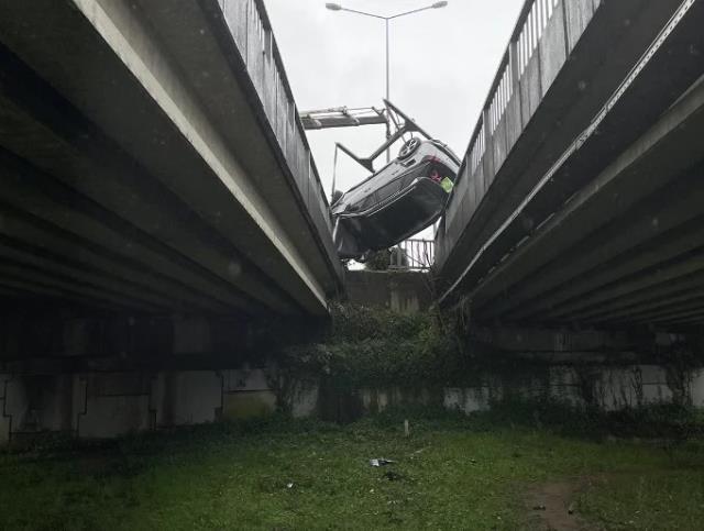 Kaza yapan otomobil viyadükte asılı kaldı