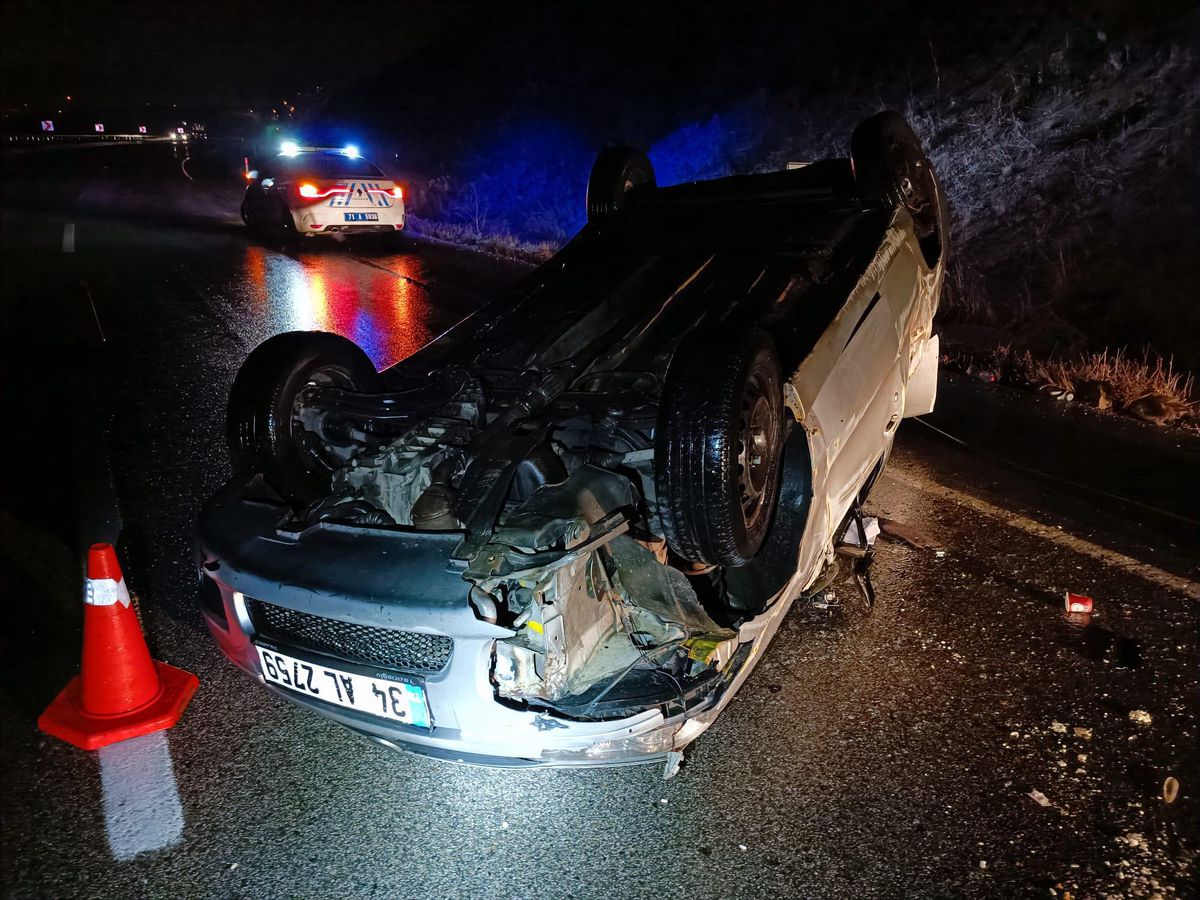 Kırıkkale\'de devrilen otomobildeki 4 kişi yaralandı