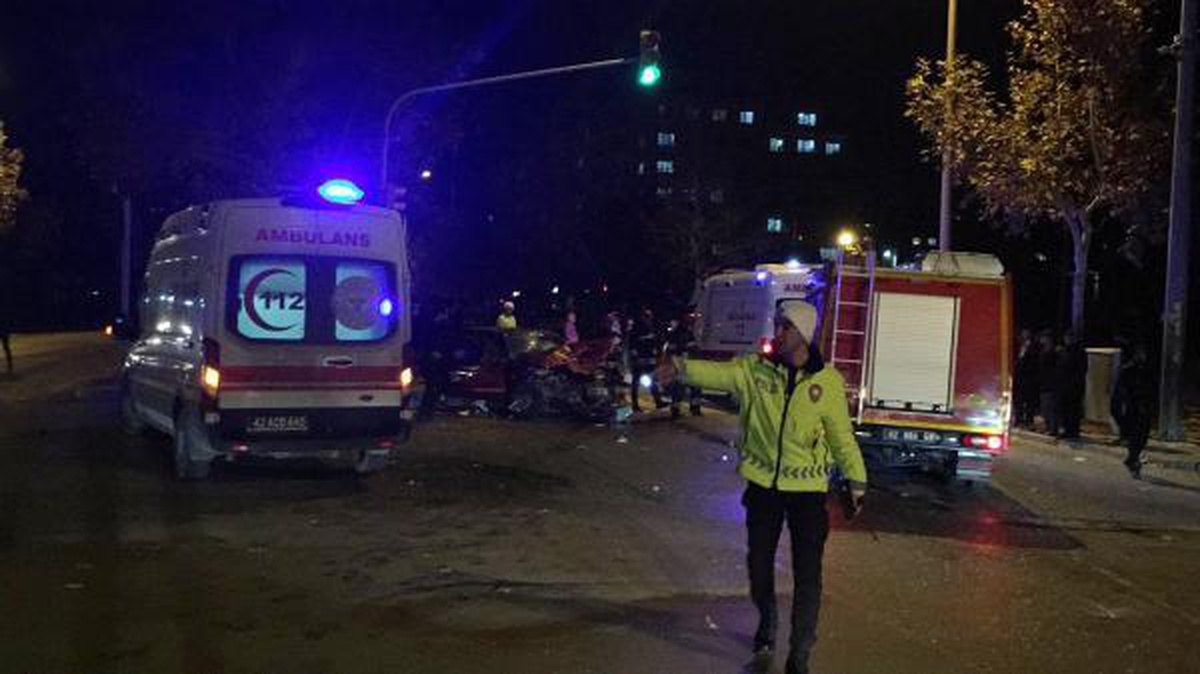 Konya\'da hasta taşınan ambulans ile otomobil çarpıştı: 7 yaralı