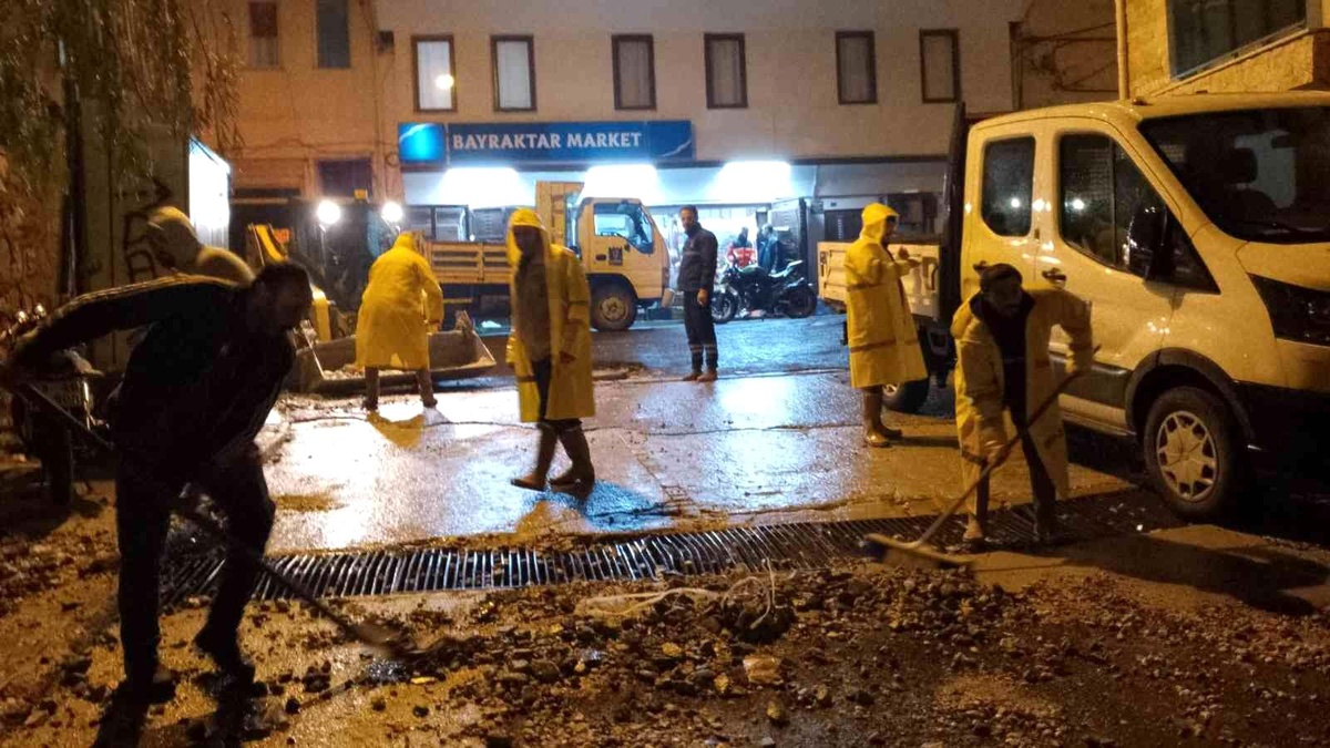 Kuşadası\'nda şiddetli yağışlara karşı belediye ekipleri gece gündüz teyakkuzda