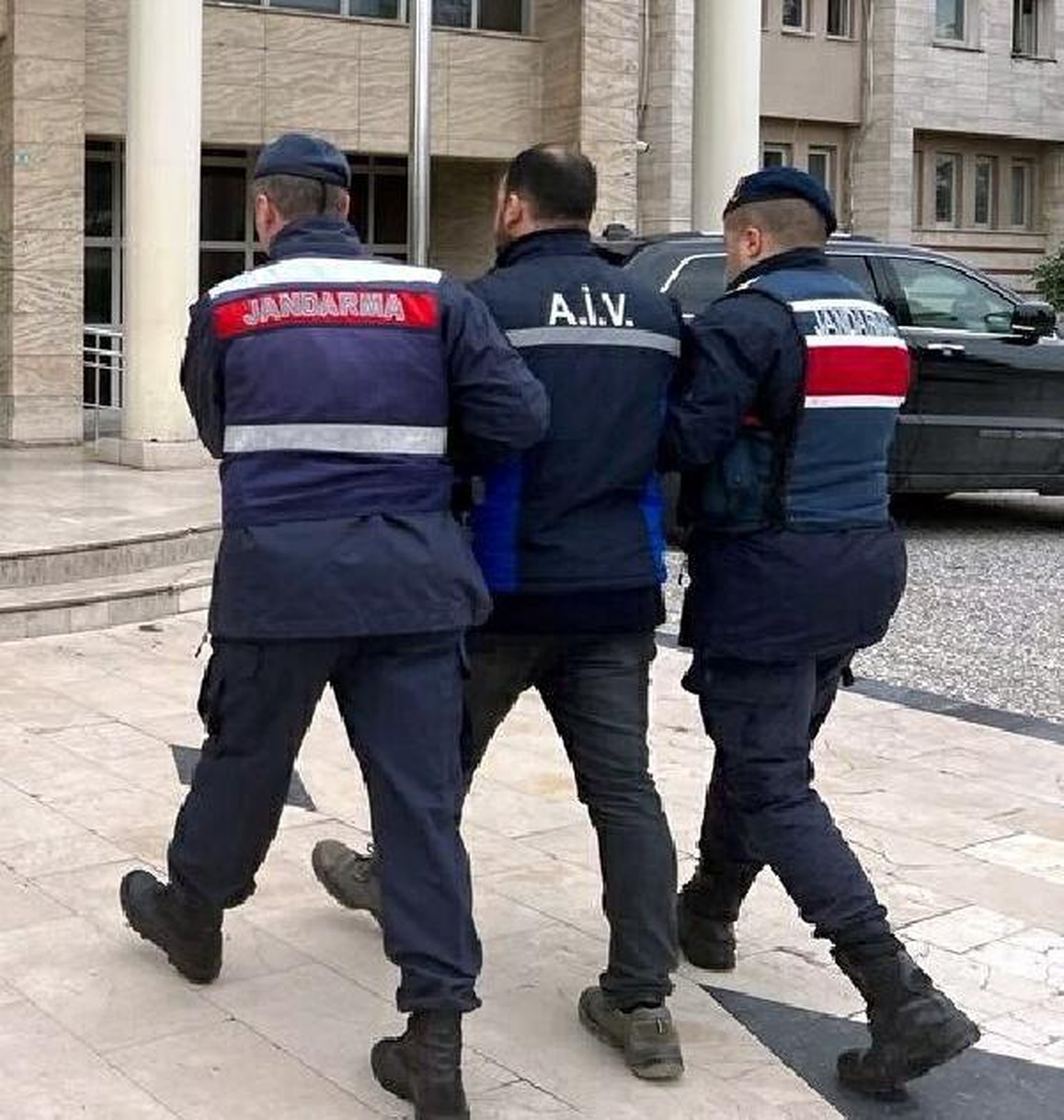 Liseli Sıla, yolun karşısına geçerken otomobil çarpmasıyla öldü (2)