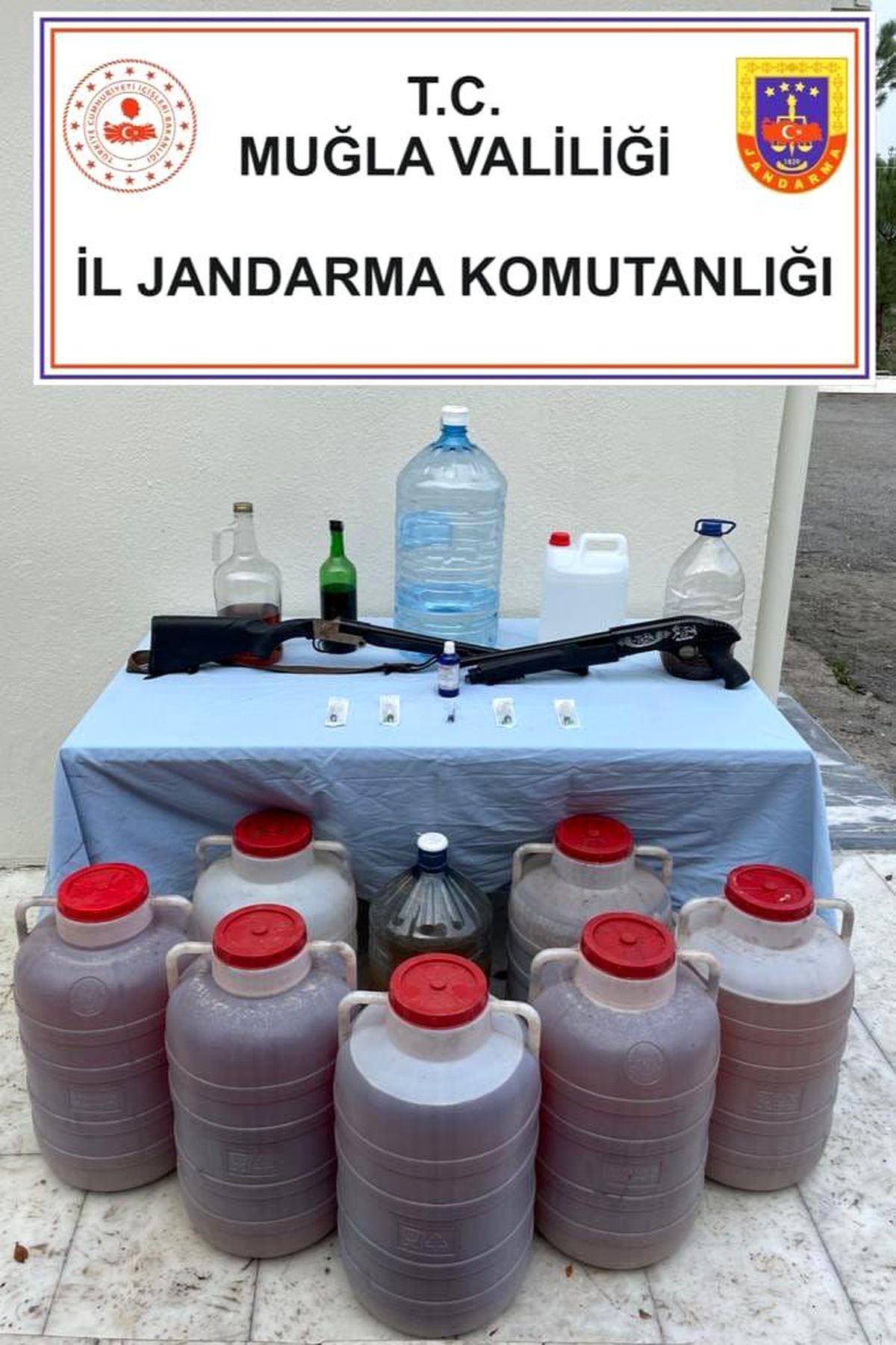 Muğla\'da kaçak içki operasyonu: 2 gözaltı