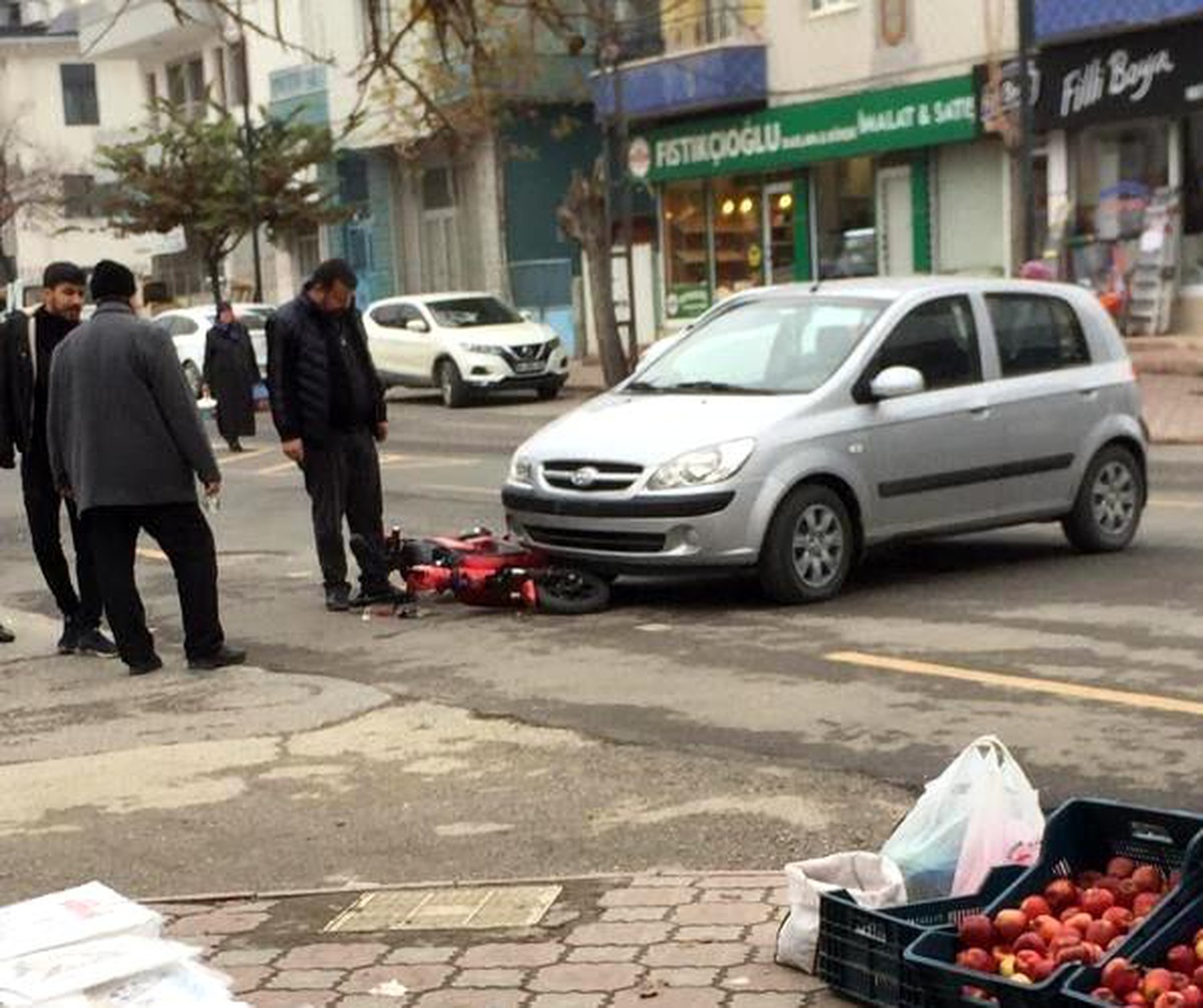 Otomobil ile elektrikli bisiklet çarpıştı: 1 yaralı