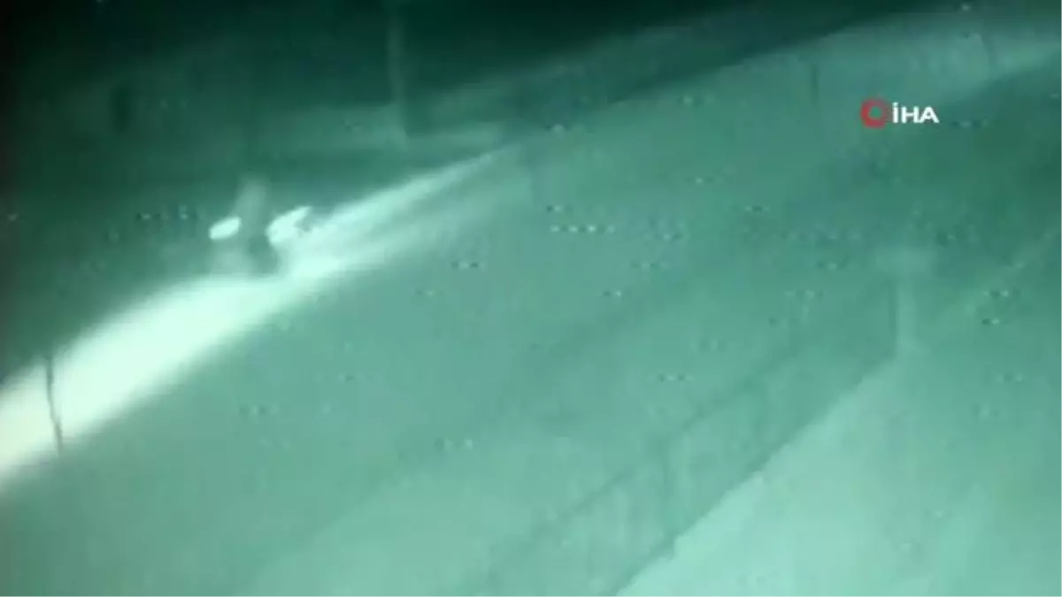 Otomobil ile motosikletli kuryenin çarpıştığı kaza kamerada