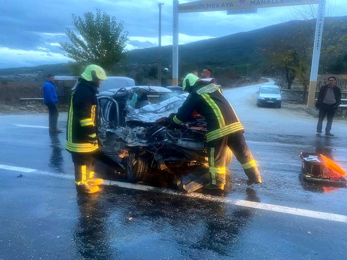 Otomobil kamyonete arkadan çarptı: 1 yaralı