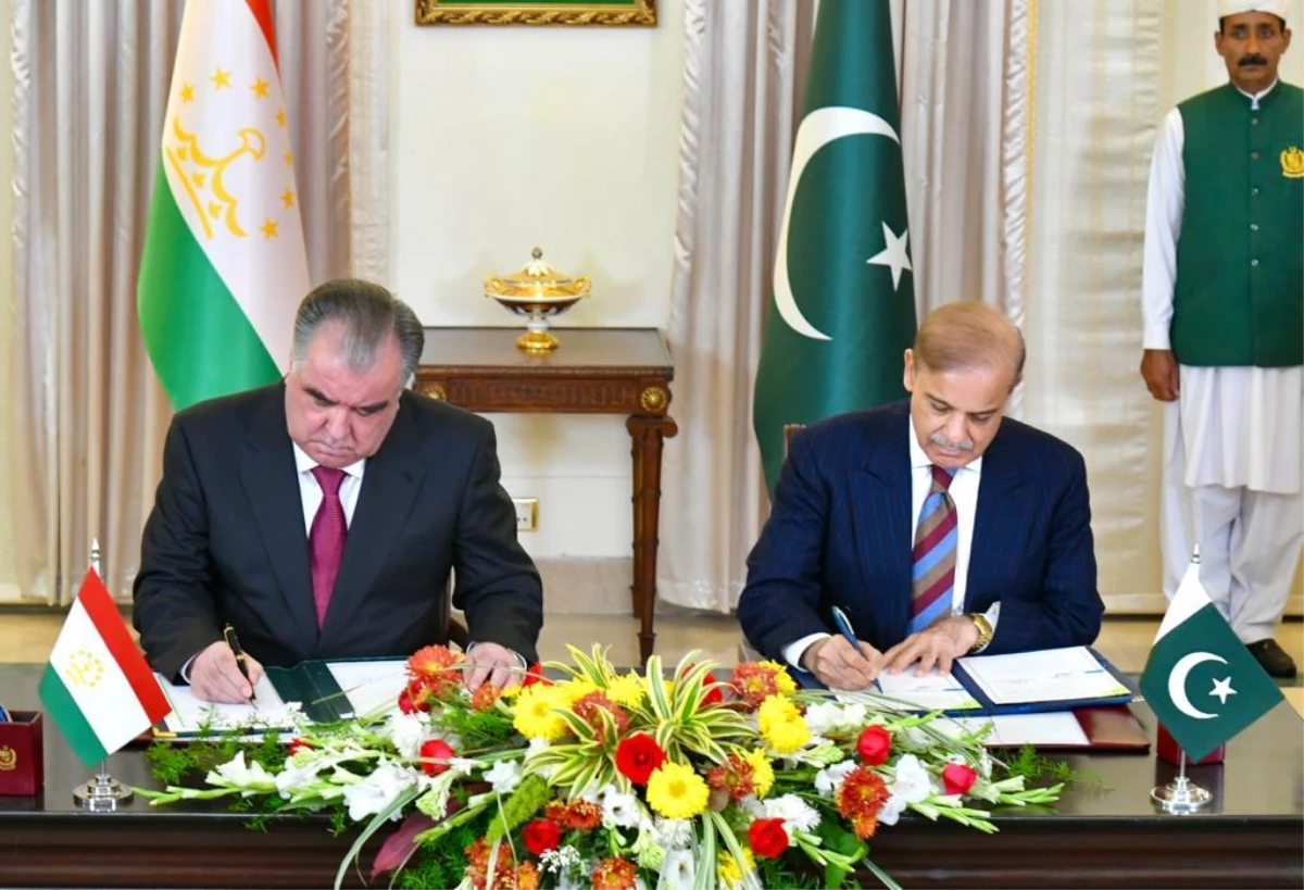 İSLAMABAD - Tacikistan Cumhurbaşkanı Rahman, Pakistan Başbakan Şerif ile bir araya geldi