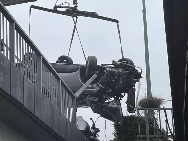 Kaza yapan otomobil viyadükte asılı kaldı