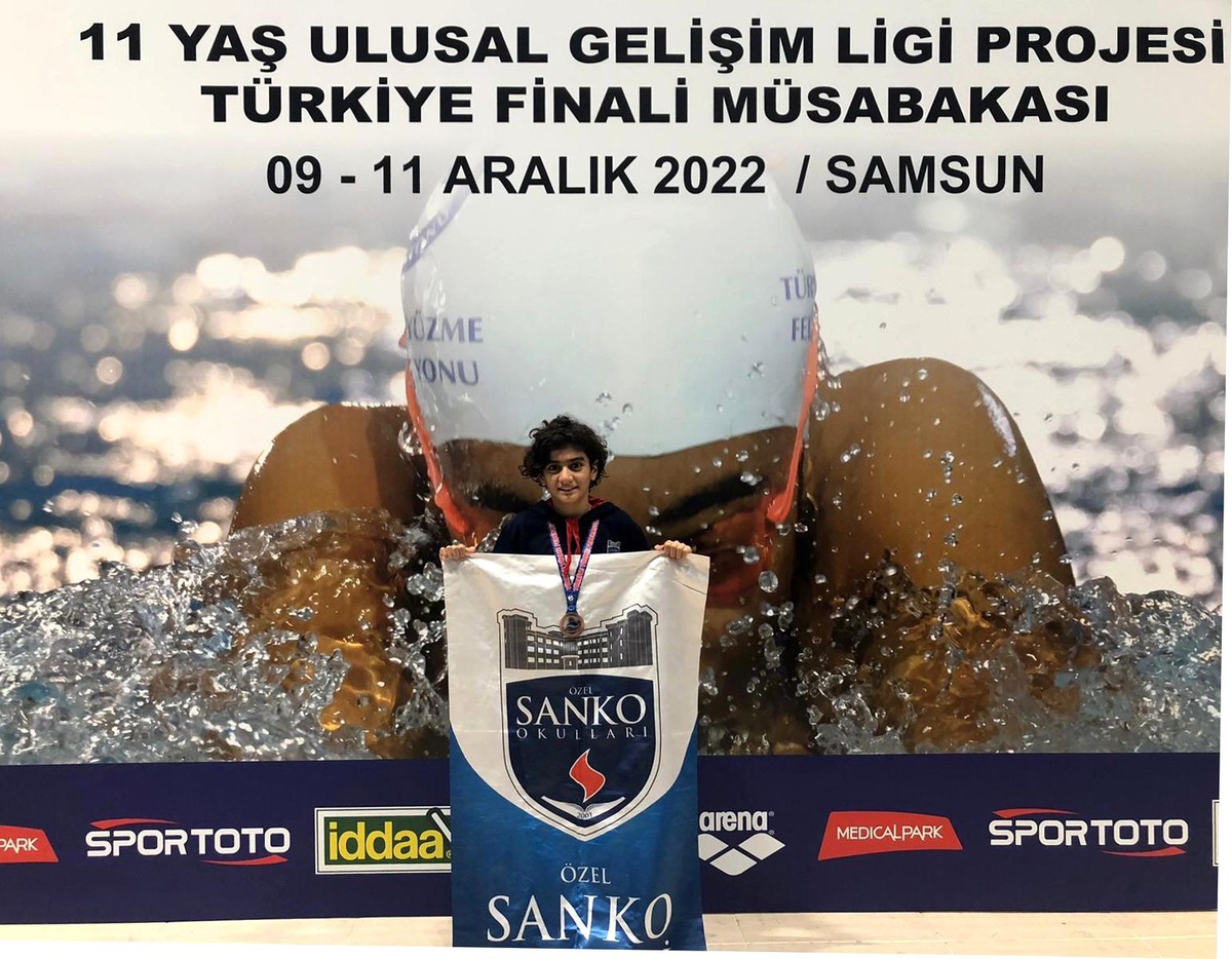 SANKO okulları öğrencisi yüzmede bronz madalya kazandı