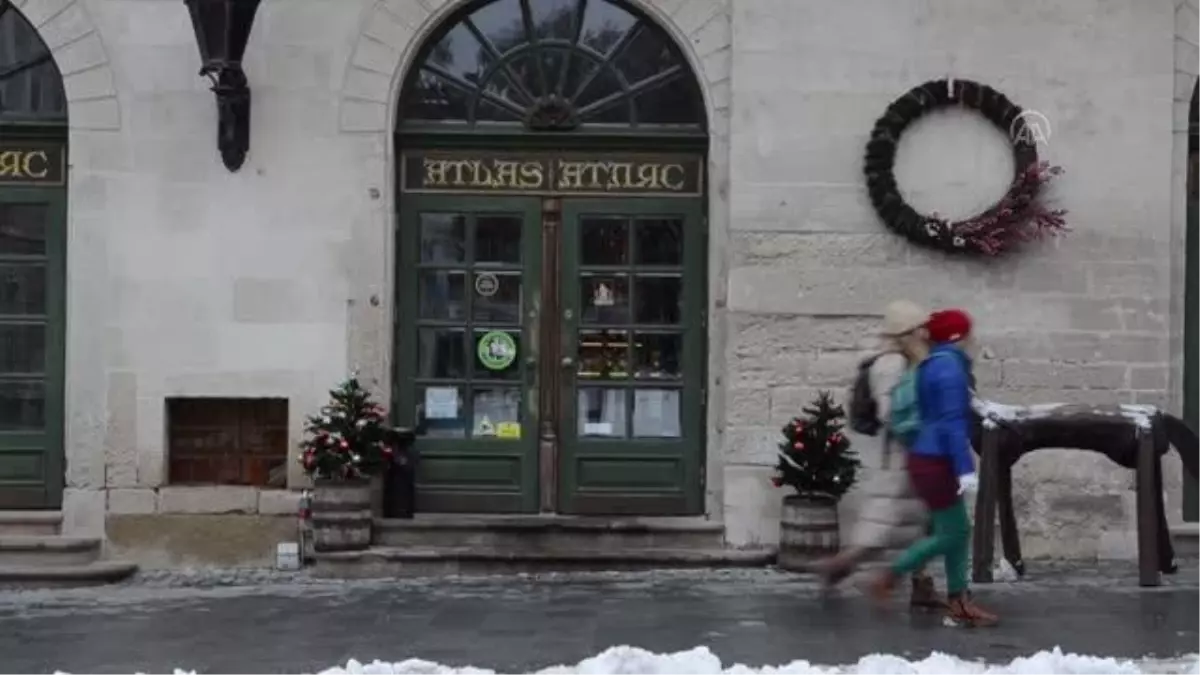 Savaşa rağmen Lviv'de sokaklar yeni yıl süsleriyle donatıldı