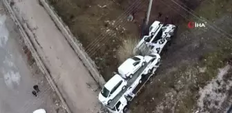 Sıfır araçları taşıyan treyler şarampole devrildi