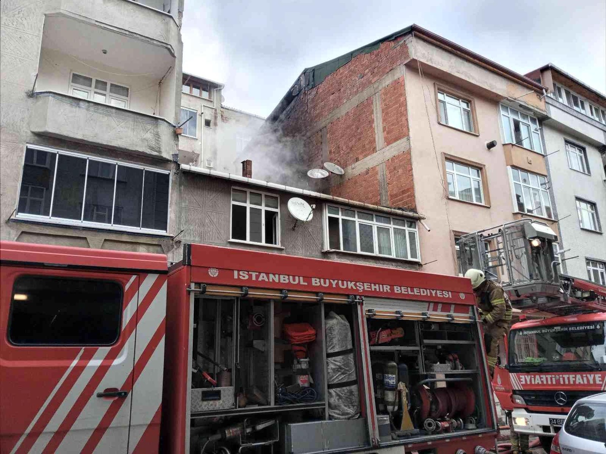Sultangazi\'deki binanın çatısı alev alev yandı