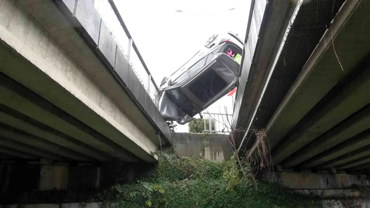 Takla atan araç, 2 viyadük arasında askıda kaldı