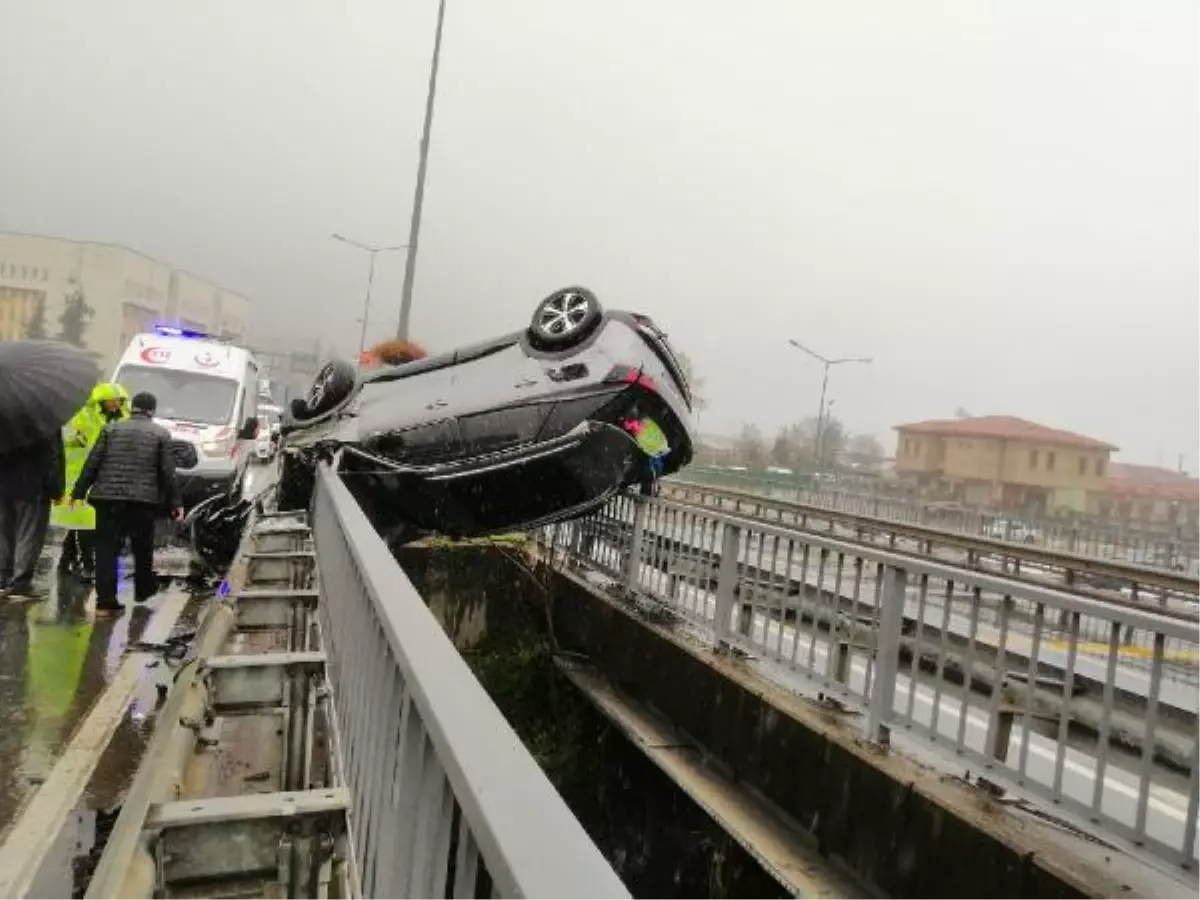 TAKLA ATAN OTOMOBİL, 2 VİYADÜK KÖPRÜSÜ ARASINDA ASKIDA KALDI 2 YARALI