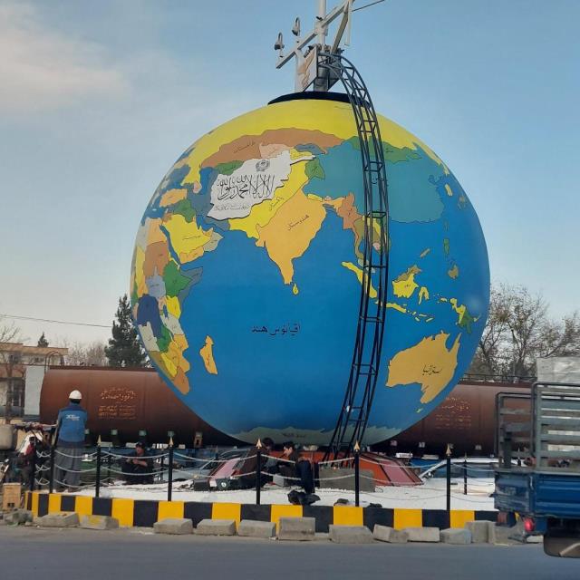 Taliban'ın Afganistan'ın başkentine koyduğu dünya küresi infial yarattı Taliban'ın Afganistan'ın başkentine koyduğu dünya küresi infial yarattı