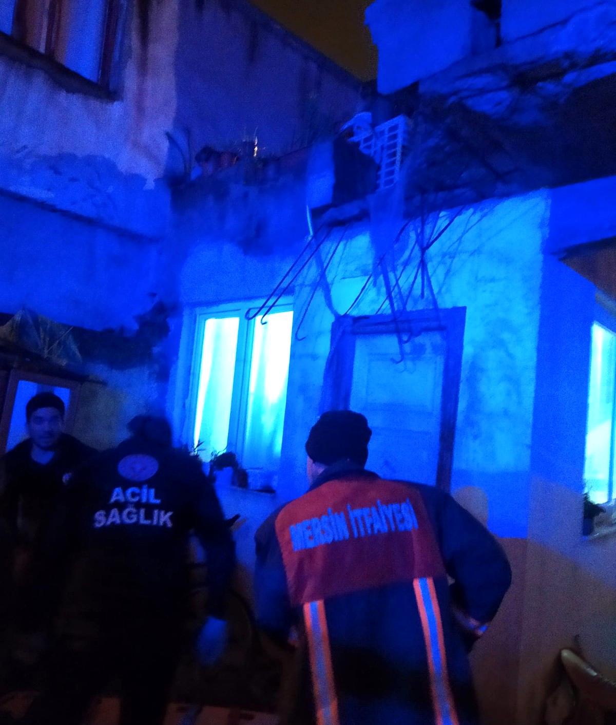 Tarsus\'ta balkon çöktü, 1 kişi yaralandı