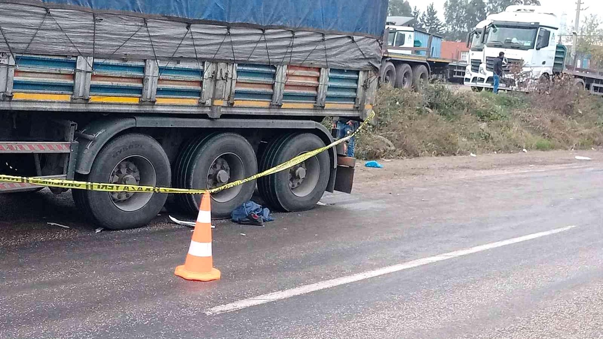 Tırın altında kalan motosiklet sürücüsü hayatını kaybetti