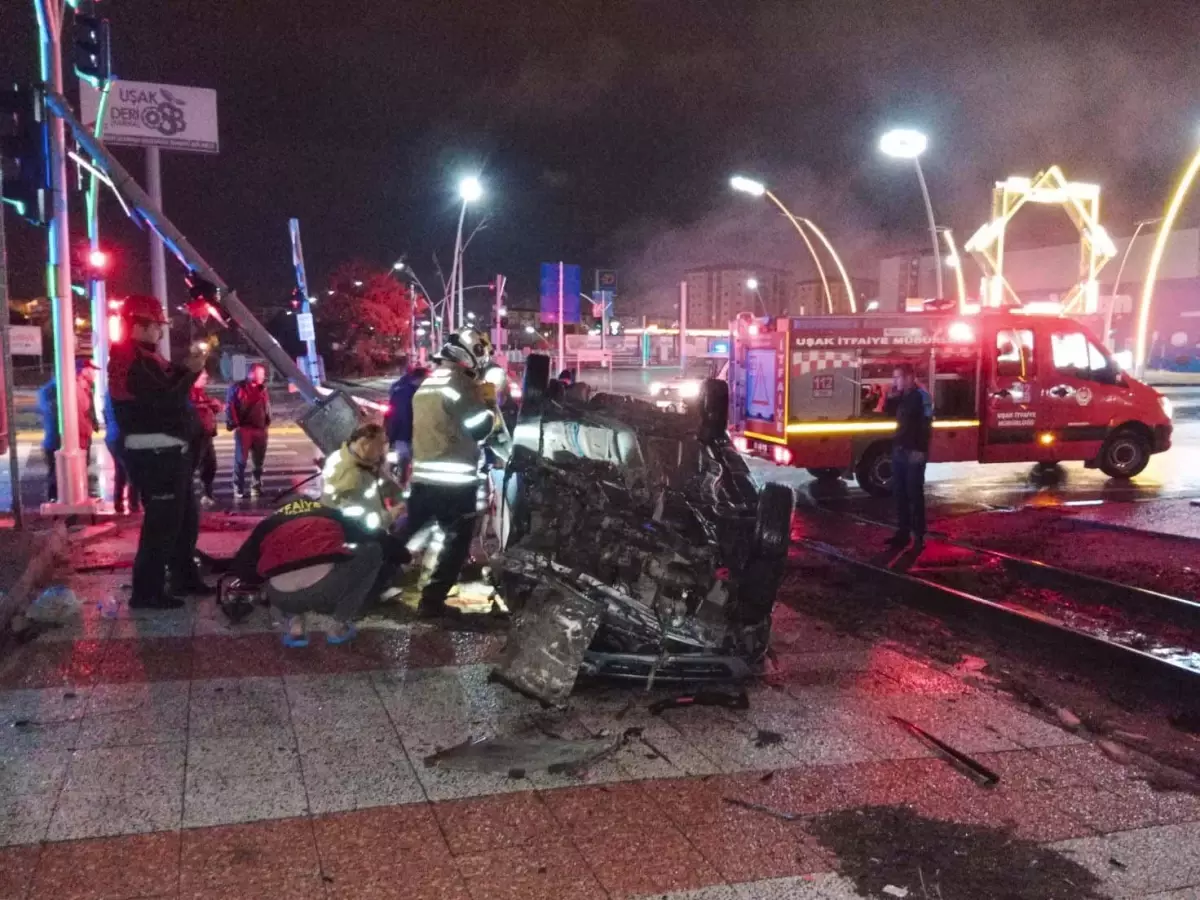 Uşak\'ta yolcu trenine çarpan otomobildeki 2 kişi ağır yaralandı