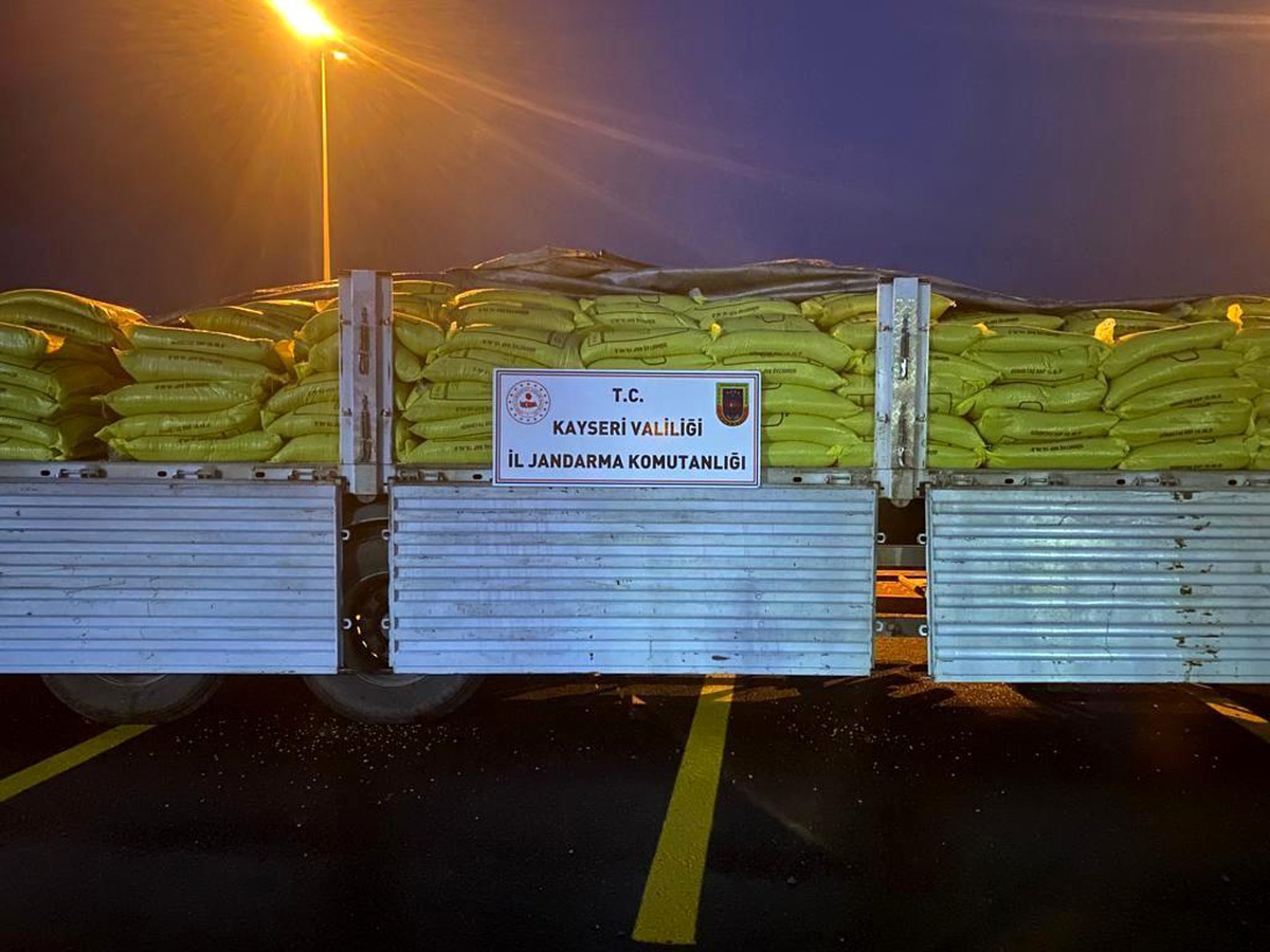 Yol kontrolü uygulamasında durdurulan tırda 26 ton sahte gübre bulundu