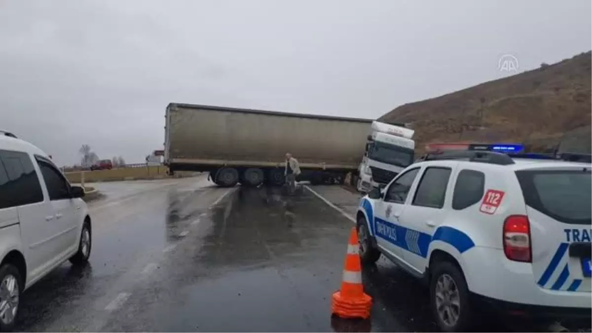 Yolda makas atan tır nedeniyle Çorum-Yozgat kara yolu 1,5 saat ulaşıma kapandı