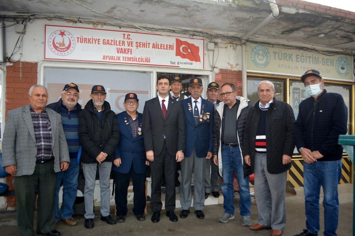 Ayvalık\'ta Başsavcı Demirbaş gazileri unutmadı