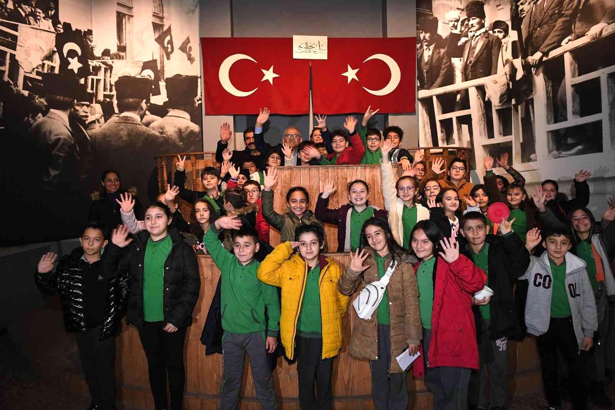 Başkan Büyükkılıç, öğrencilerle Kayseri Lisesi Milli Mücadele Müzesi\'ni gezdi
