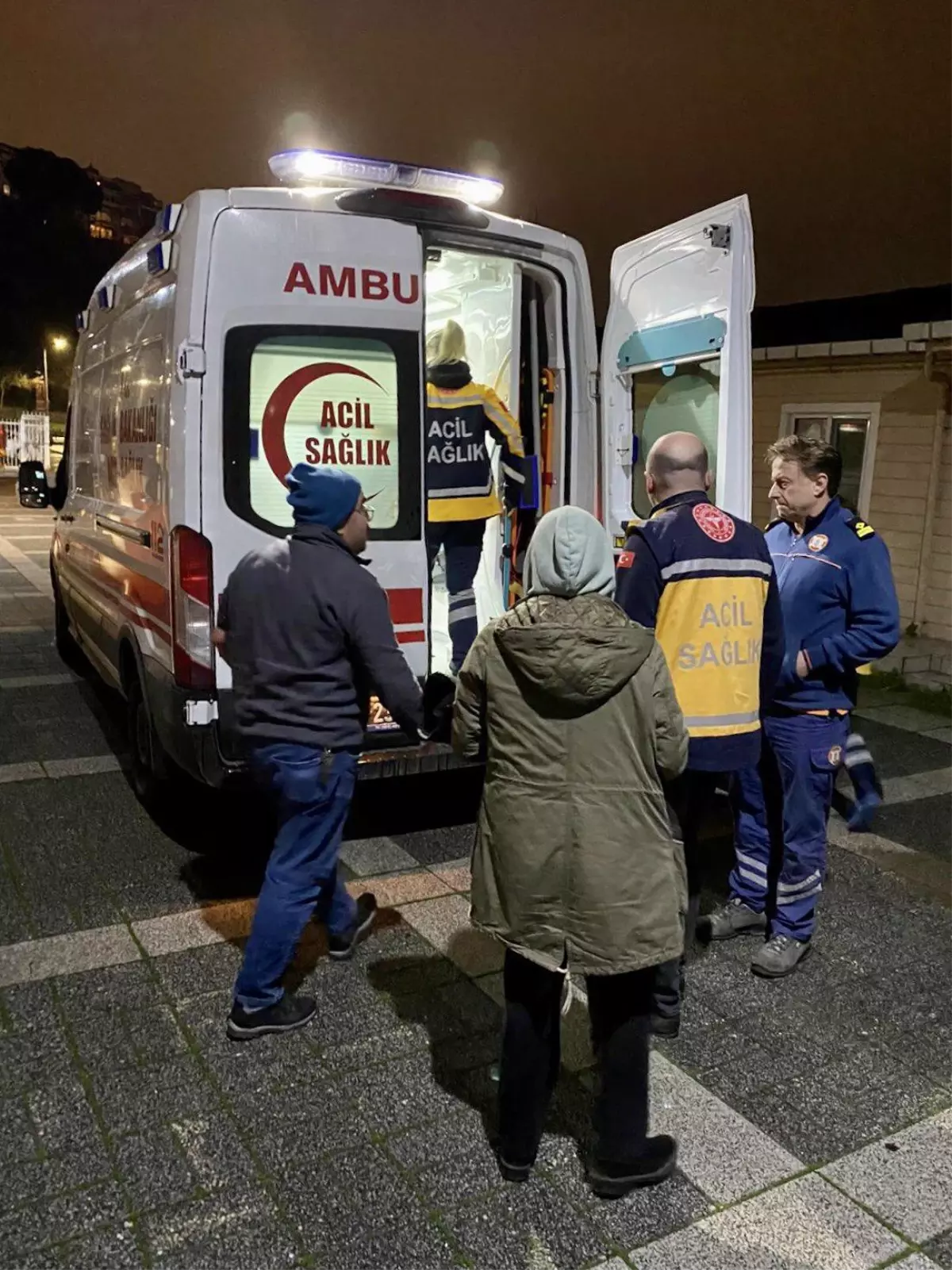 Burgazada'da rahatsızlanan hasta, Kıyı Emniyeti ekiplerince Harem'e götürüldü