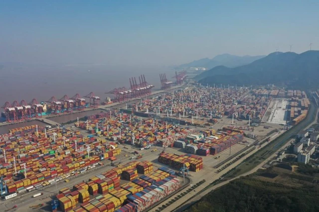 Çin'in Doğusundaki Ningbo-Zhoushan Limanı'nda Kargo ve Konteyner Hacmi Büyüdü