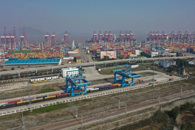 Çin'in Doğusundaki Ningbo-Zhoushan Limanı'nda Kargo ve Konteyner Hacmi Büyüdü