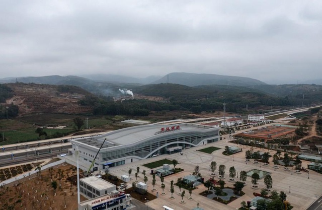 Çin'in Yunnan Eyaletinde Mile-Mengzi Yüksek Hızlı Demiryolu Hizmete Açılıyor Çin'in Yunnan Eyaletinde Mile-Mengzi Yüksek Hızlı Demiryolu Hizmete Açılıyor