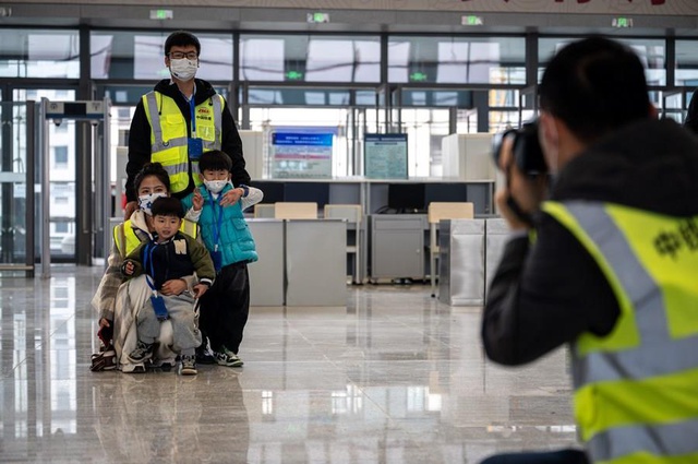 Çin'in Yunnan Eyaletinde Mile-Mengzi Yüksek Hızlı Demiryolu Hizmete Açılıyor Çin'in Yunnan Eyaletinde Mile-Mengzi Yüksek Hızlı Demiryolu Hizmete Açılıyor