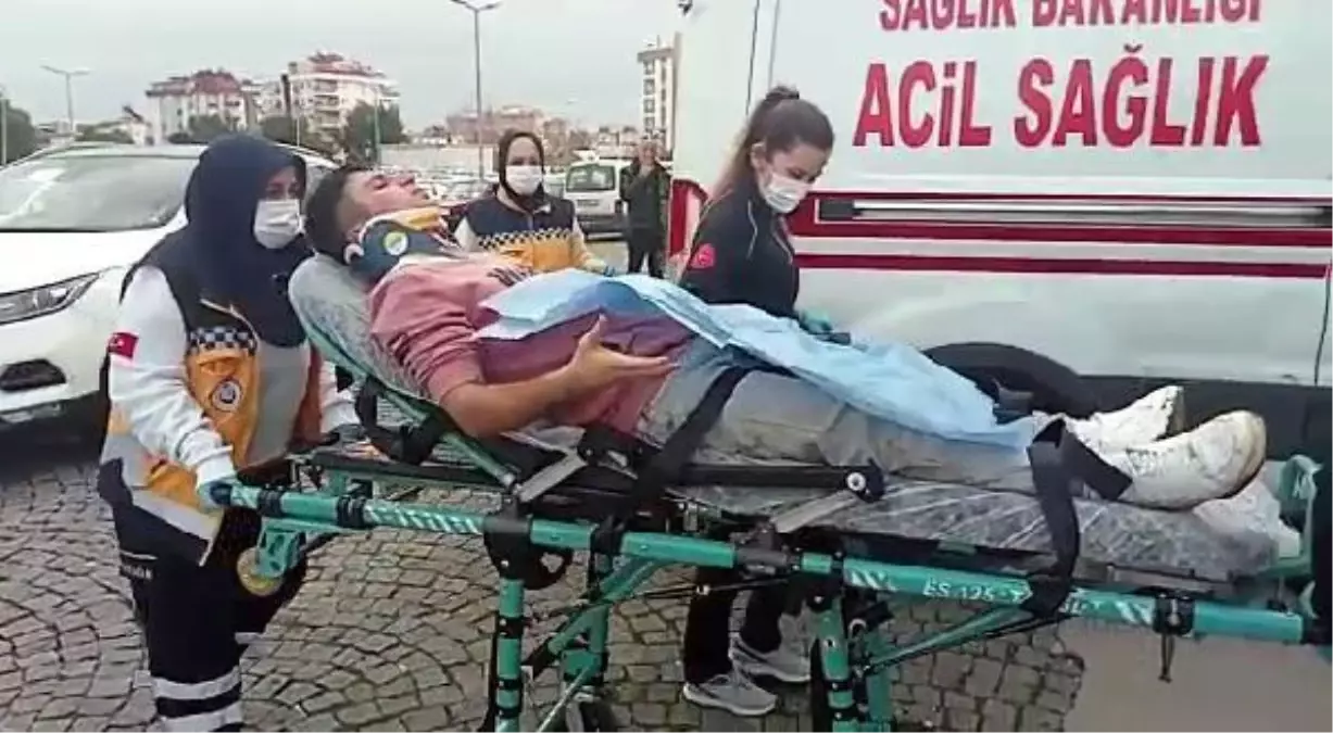 Dövdükleri gencin telefonunu ve sigarasını gasbettiler