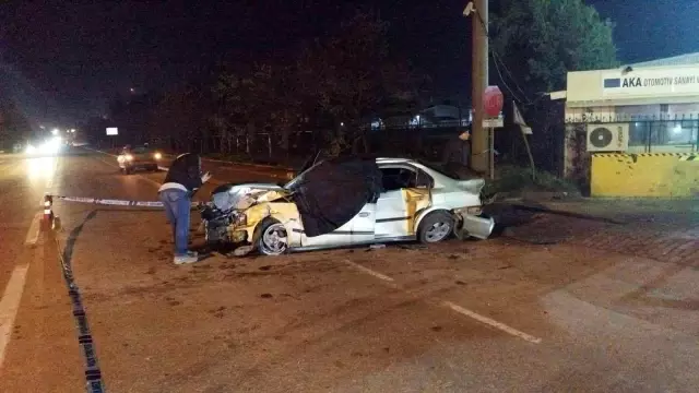 Duvara çarpıp takla atan otomobil 2 kişiye mezar oldu, kaza anı kamerada