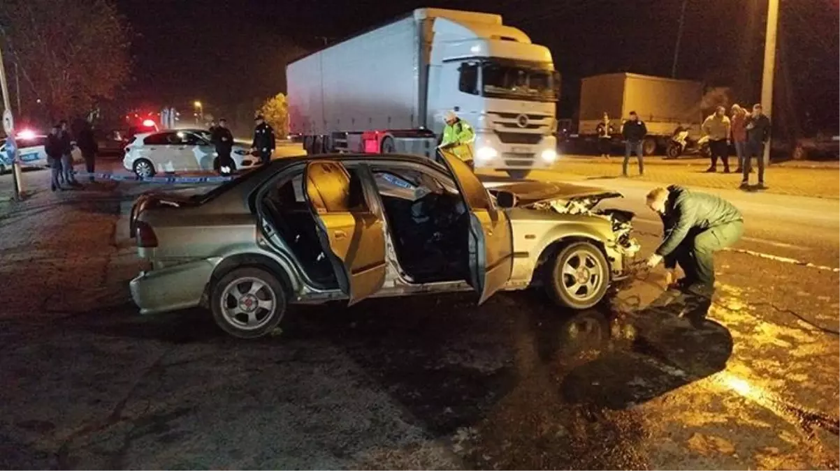 Bursa\'da hatalı sollama yapan sürücü, otomobiliyle fabrika duvarına çarpıp takla attı! Feci kazada 2 kişi yaşamını yitirdi